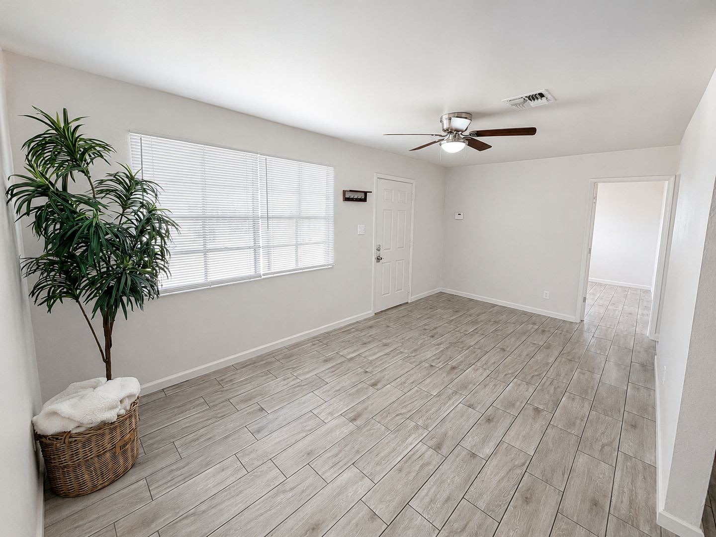 Bright & Comfortable Living in Prime Phoenix Location – photo 3