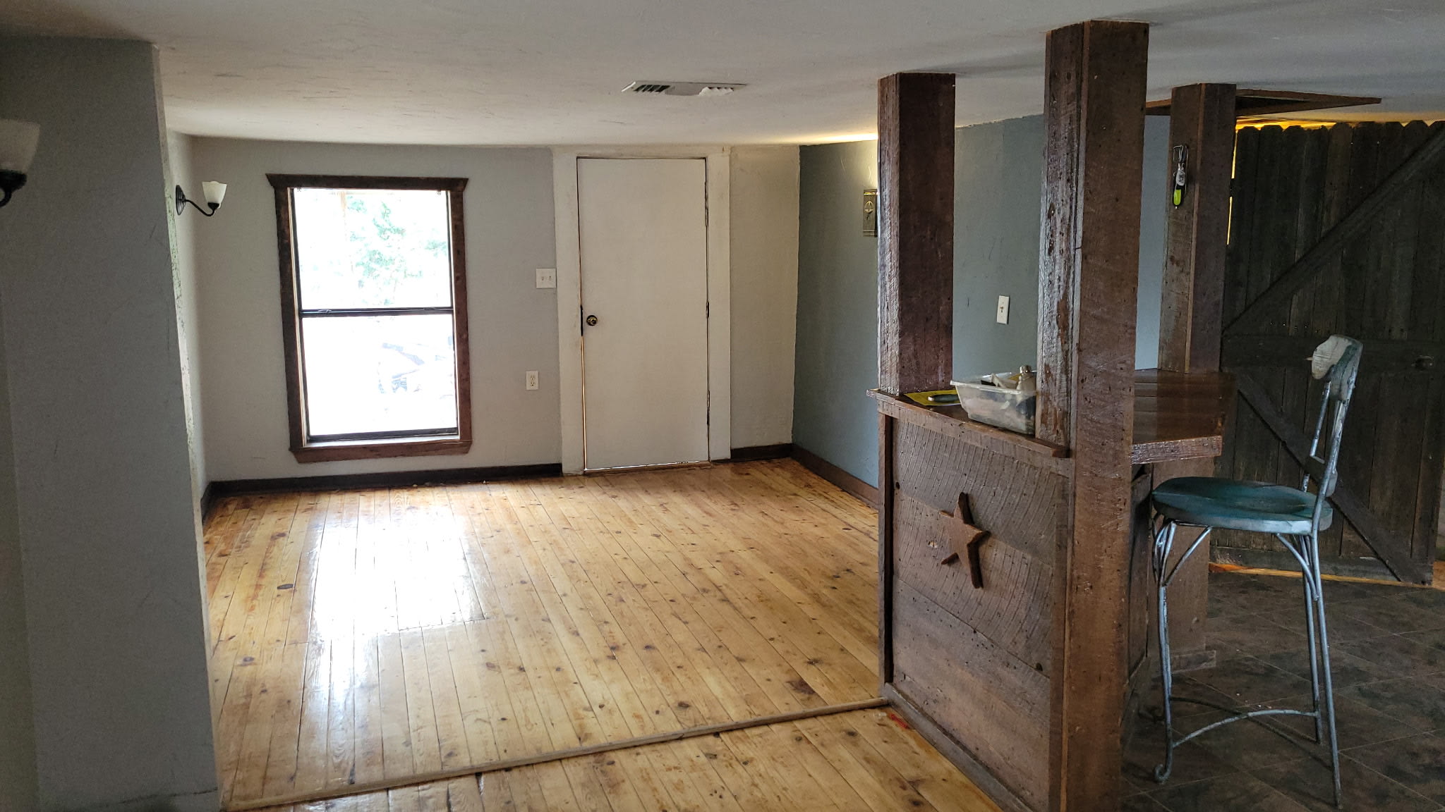 740 W College St – photo 4