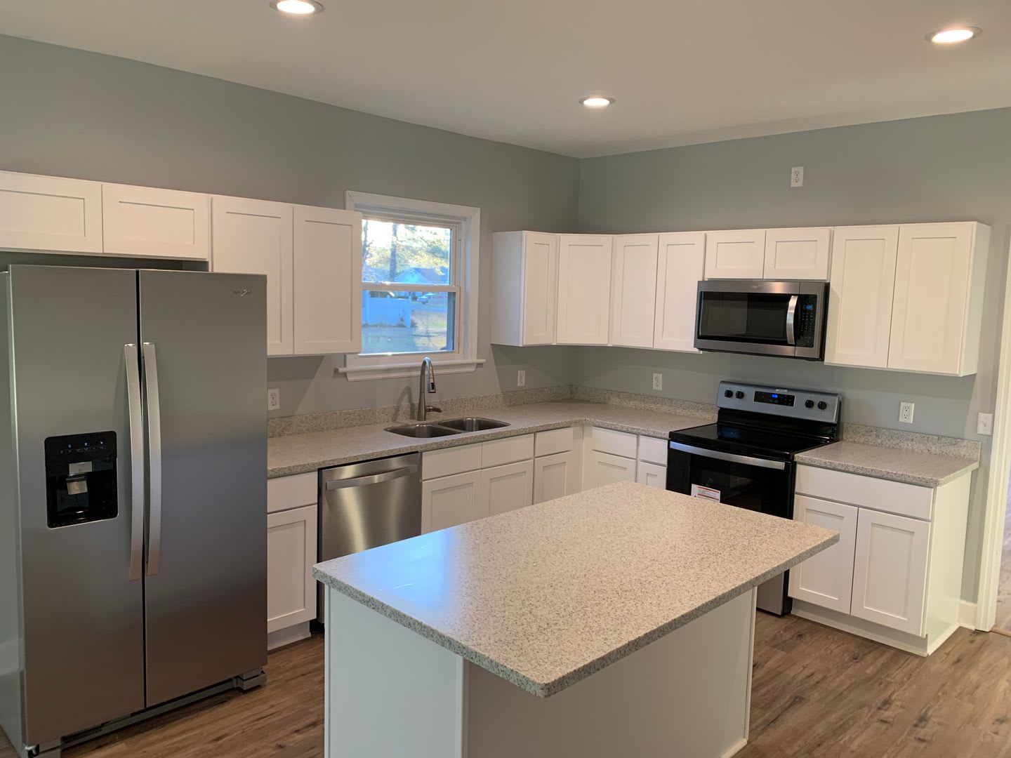 3 Bedroom 2.5 Bath with nice open yard! – photo 4