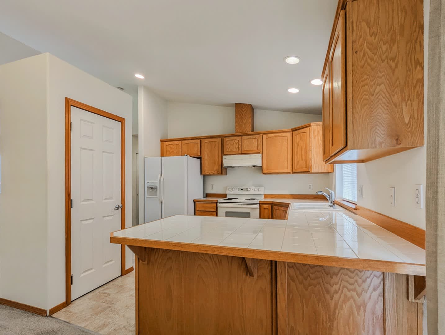 **Move-In Special** Move in ready 5 bed, 3 bath home w/ fenced backyard! – photo 2