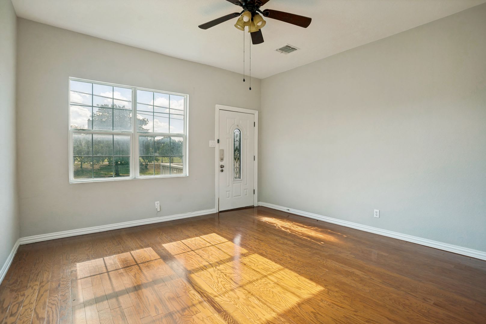 CHARMING 3-BEDROOM HOME IN FIVE POINTS – photo 2