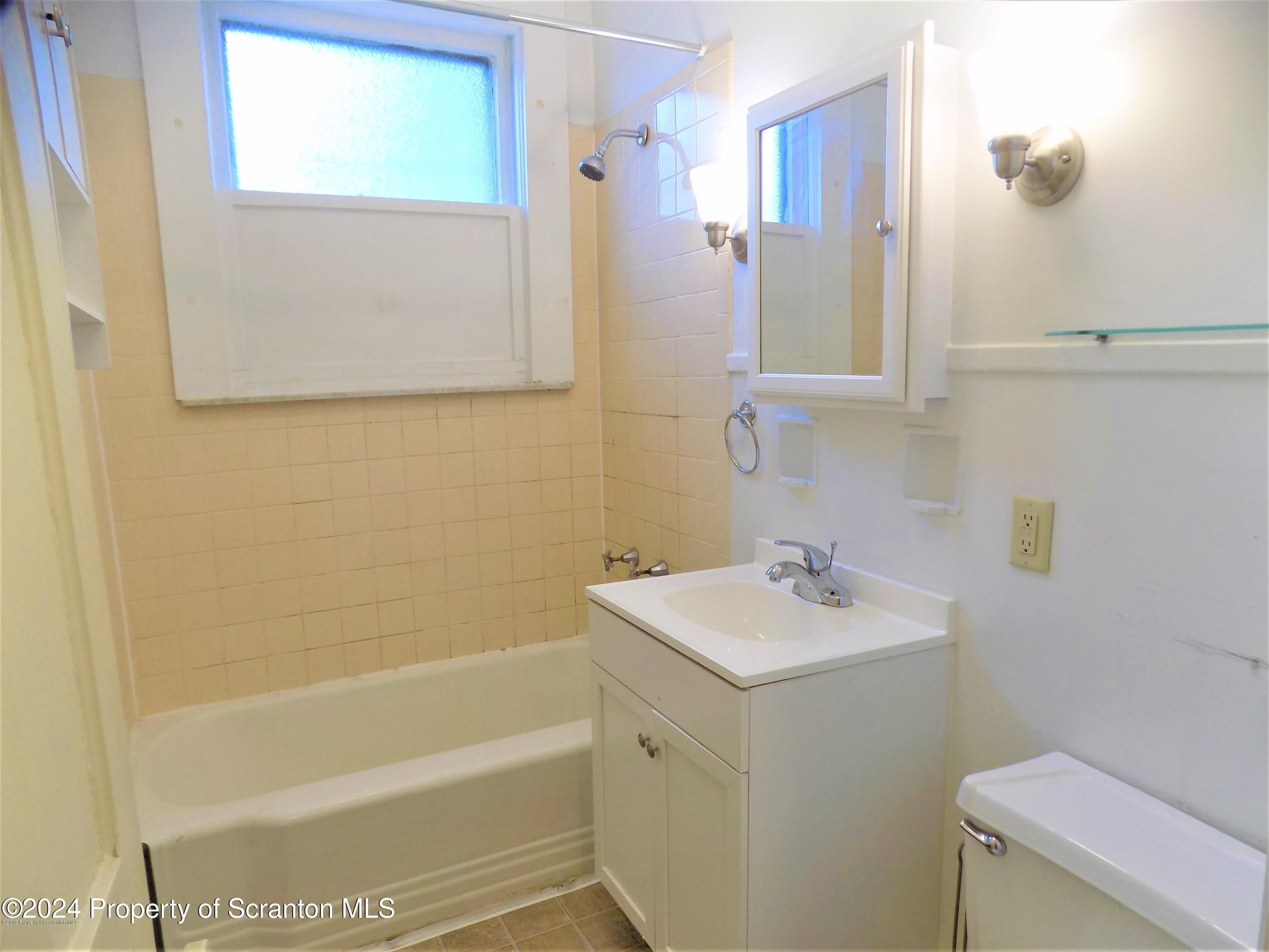 1543 Sanderson Avenue – photo 5