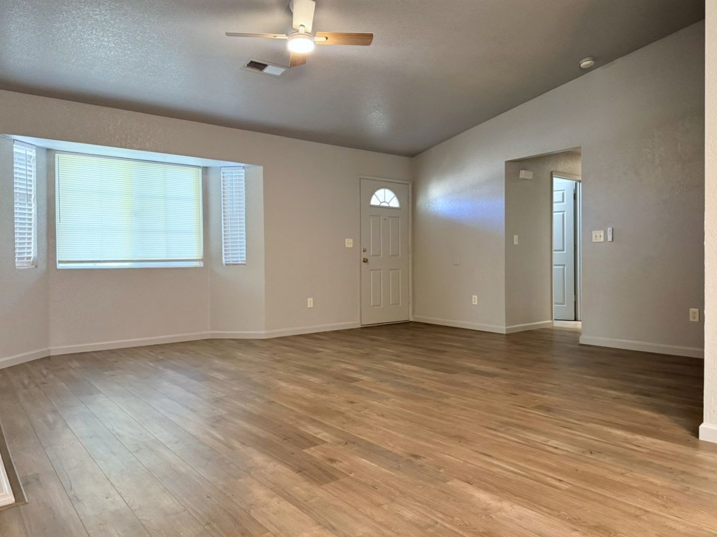 4 2 With Open Floor Plan Available Now – photo 3