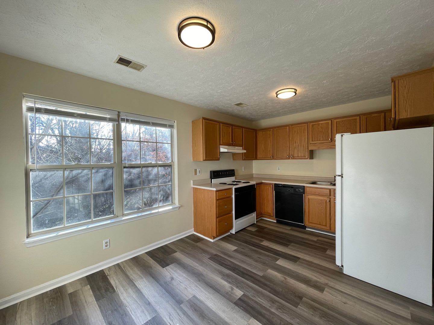 COMING SOON! Beautiful Townhouse! All Electric, Off-Street Parking, Washer/Dryer – photo 5