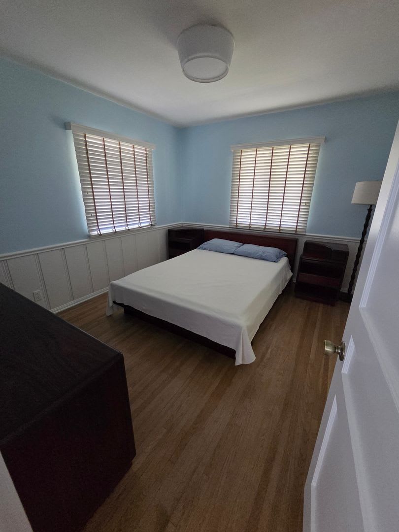 Spacious 3 Bedroom 2 5 Bath Home With Pool Fully Furnished – photo 2