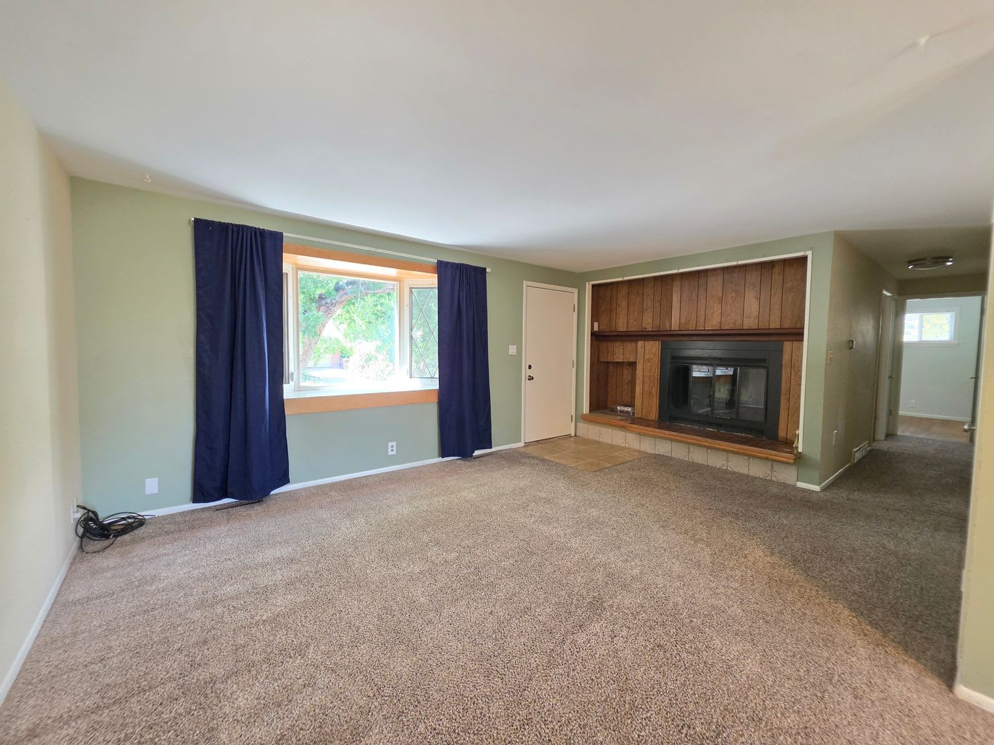 *AVAILABLE NOW* 5-Bedroom Home with Finished Basement, Large Backyard & Attached Garage – photo 4