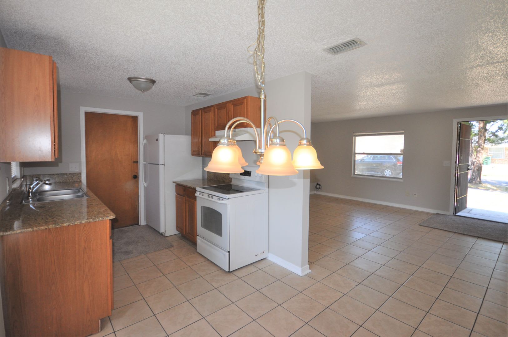 Remodeled 3/2 with huge yard in Sandalwood – photo 4