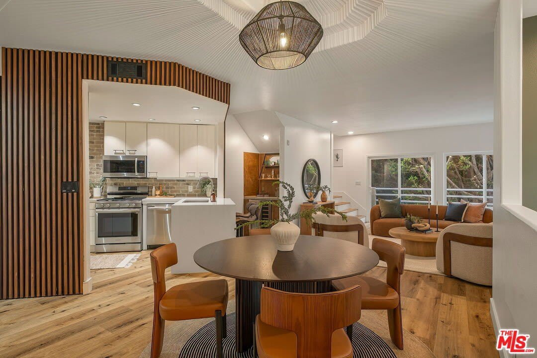 1160 Granville Ave – photo 1