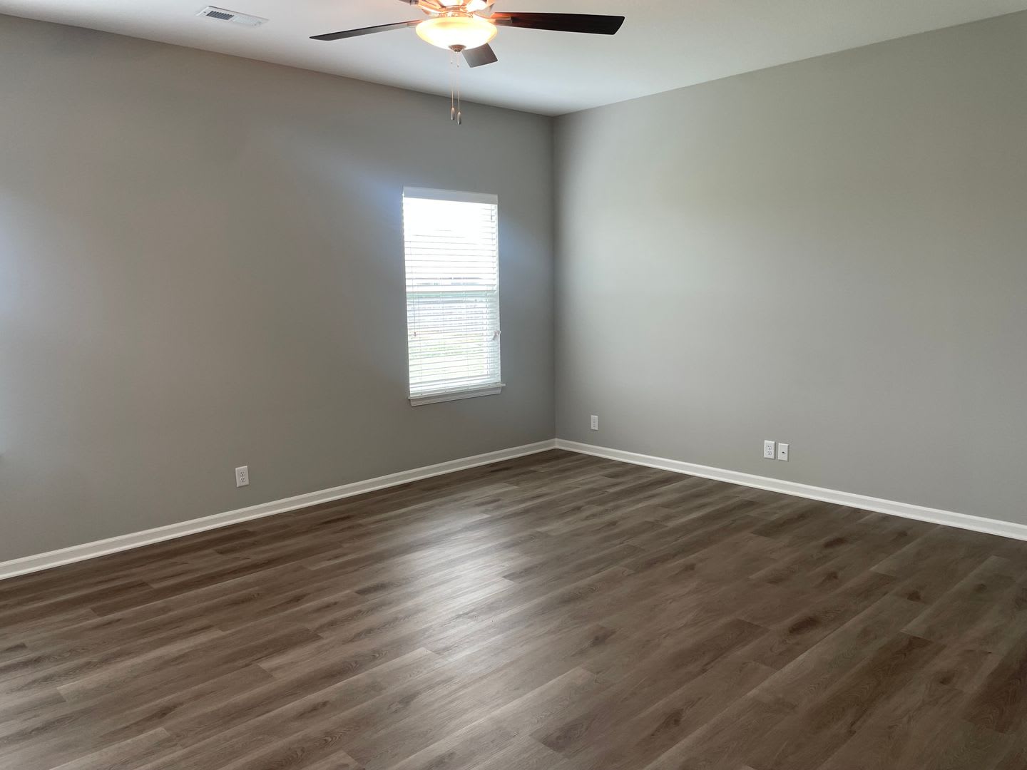 Stunning 4 Bedroom 2 5 Bathrooms Coming Available Soon – photo 4