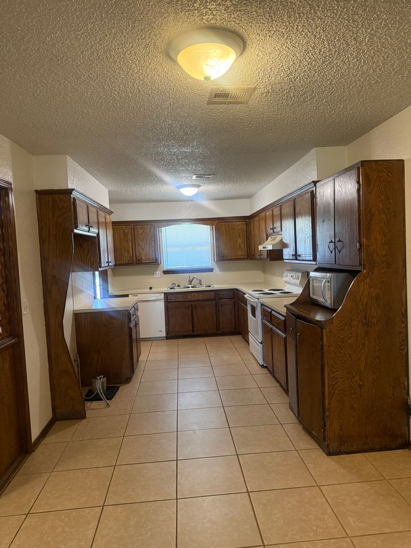 **3-BEDROOM DUPLEX FOR LEASE — YUKON, OK!** – photo 4