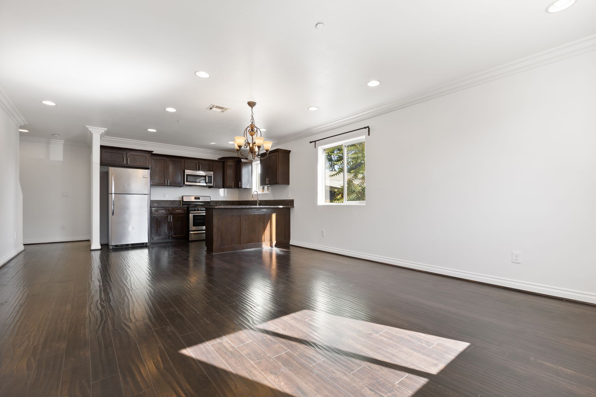 4 Bed / 3 Bath Townhouse – photo 1