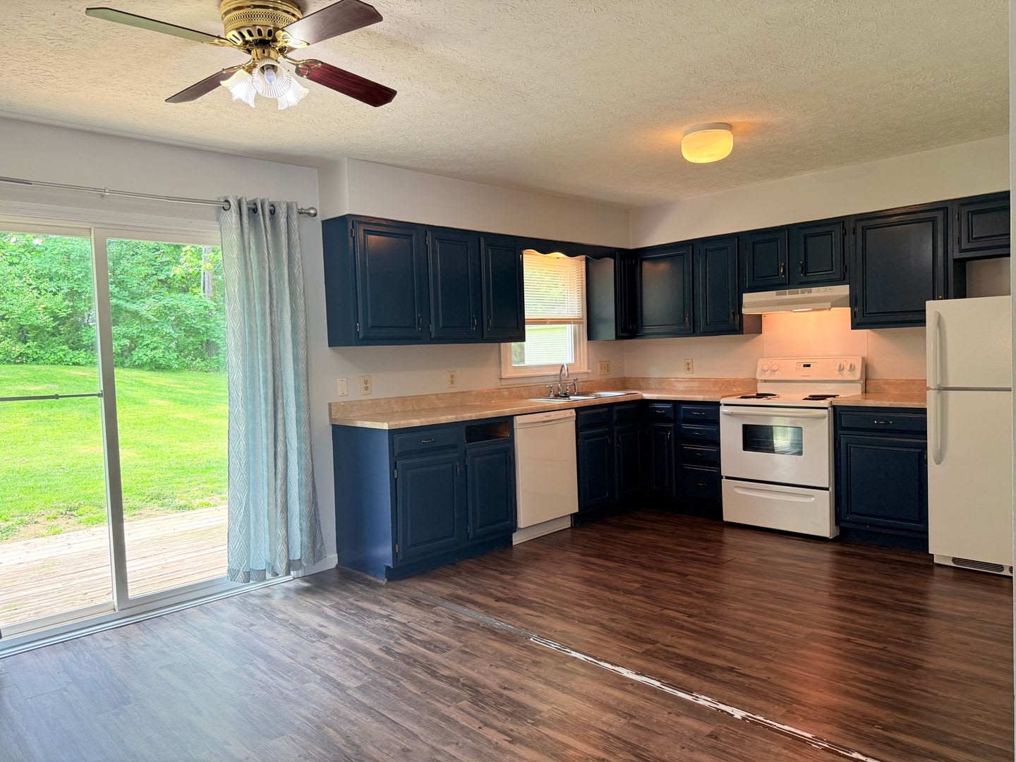 Charming Two-Story Retreat: Your Home Awaits in Bloomington! – photo 5