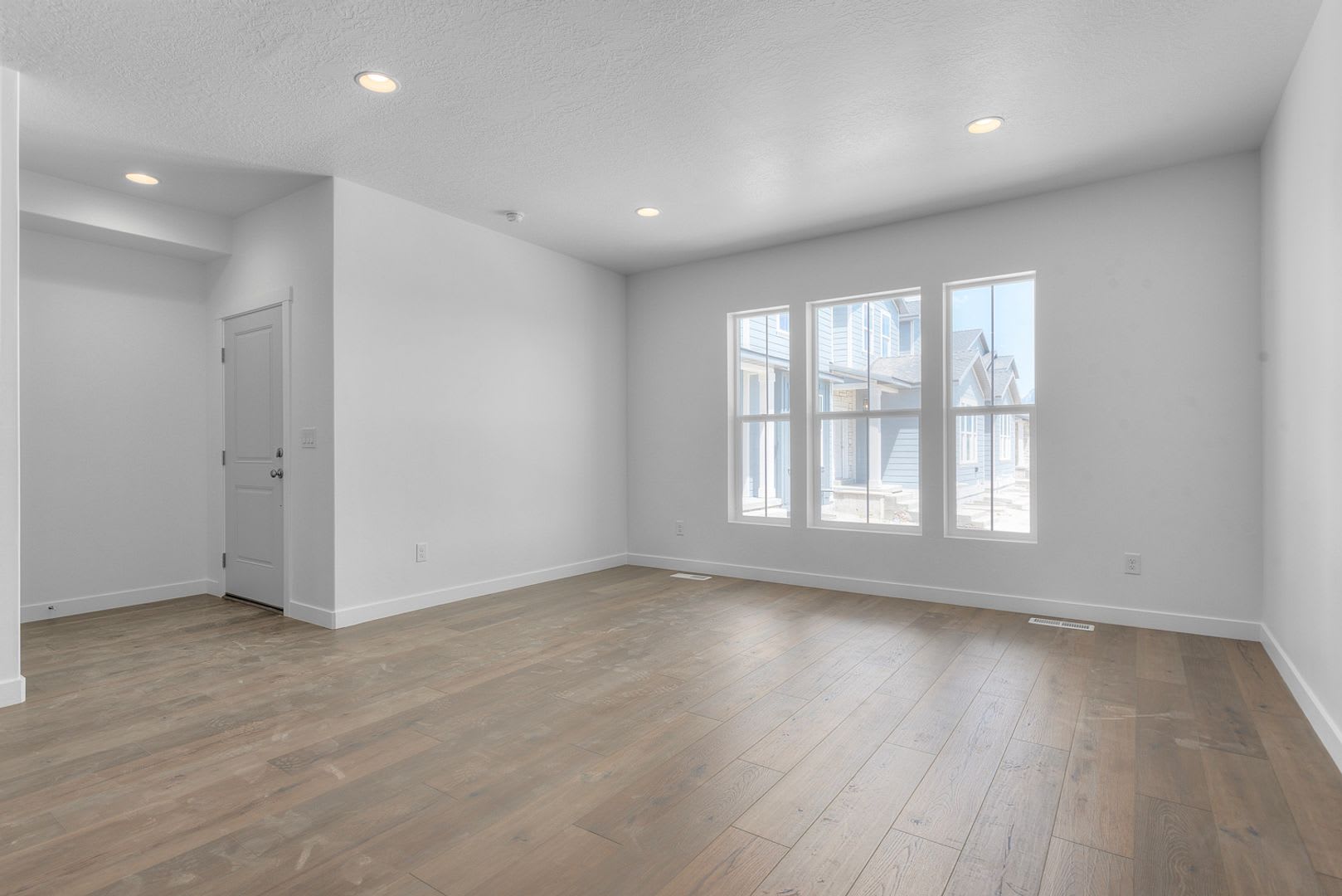 1 MONTH FREE RENT- 3 Bed 2.5 Bath South Jordan Townhome Available Now! – photo 5