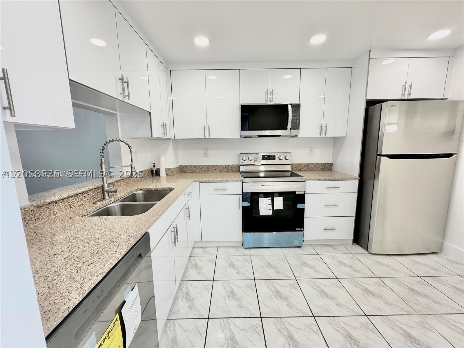 1075 Riverside Dr – photo 4