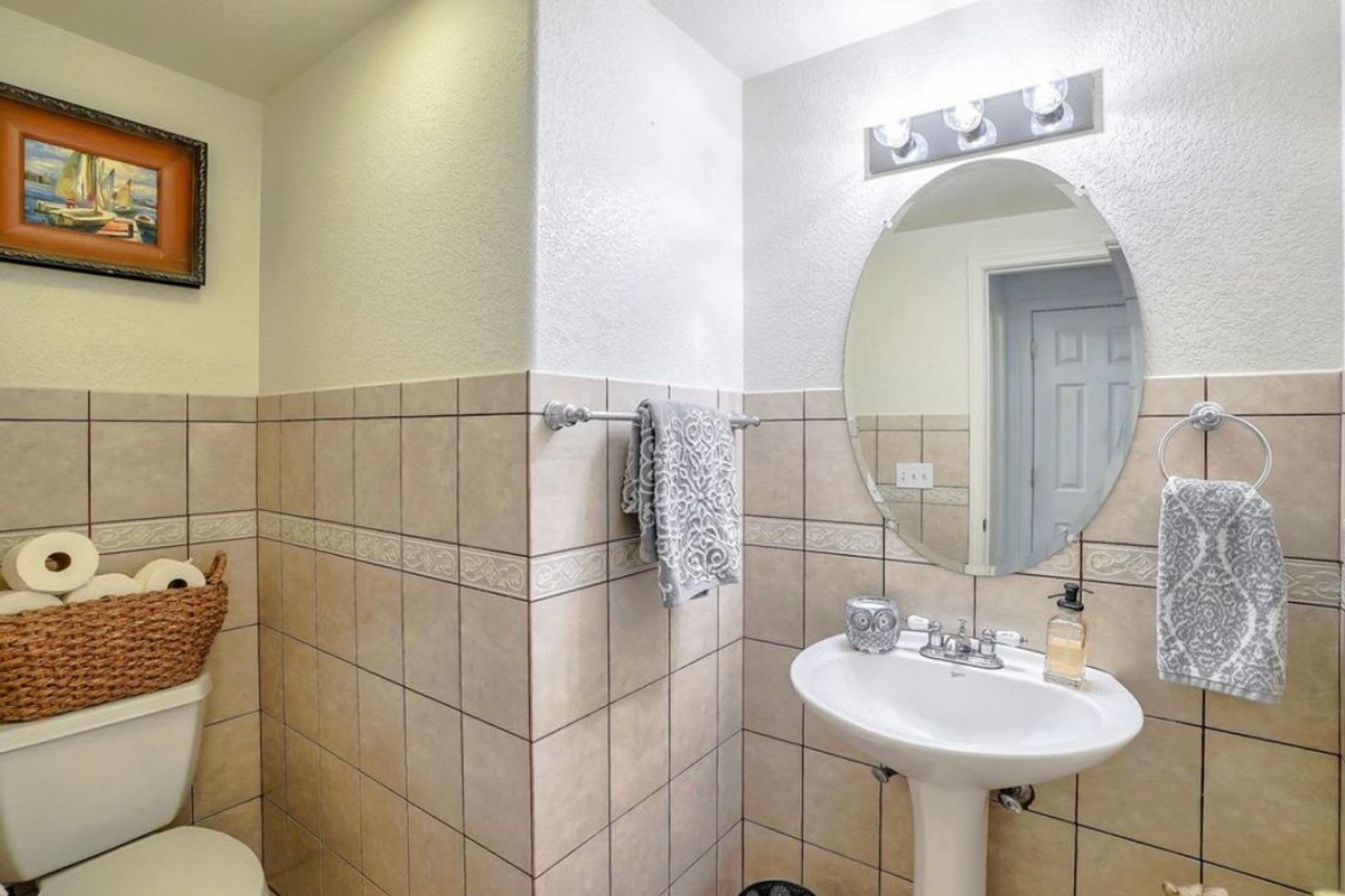 Stunning Hollister Home with Ground-Floor Primary Suite Near Whale Park – photo 5