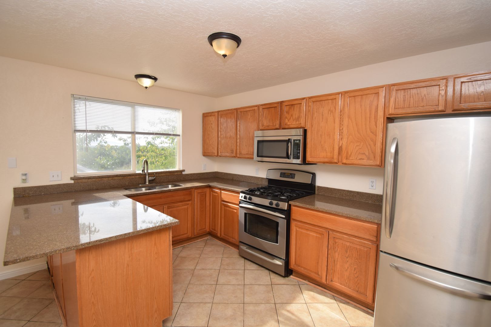 Great 5 Bed 2 Bath Home in Kearns!!! – photo 3