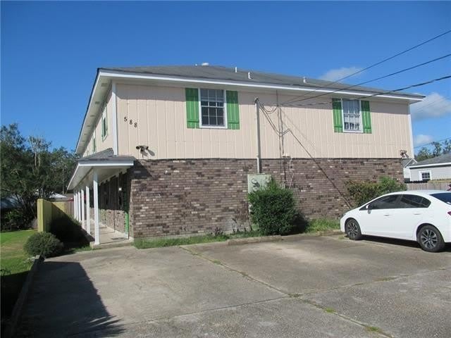 588 OAK Avenue – photo 1