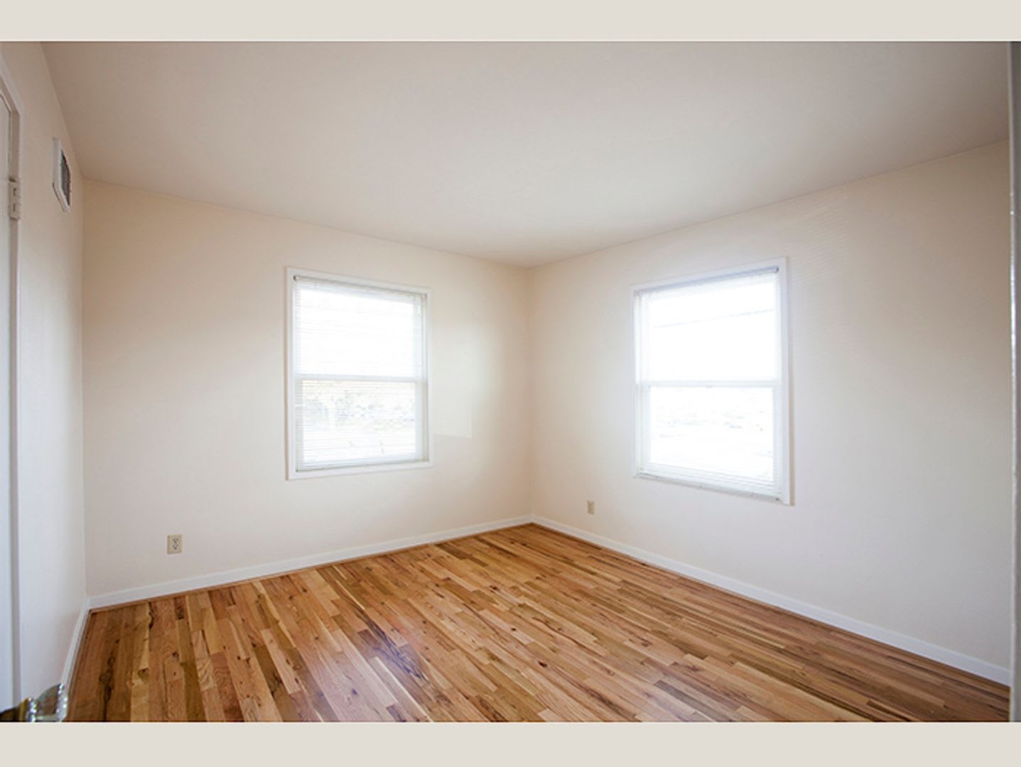 Comfort and Style in Mid Century Cedar Hills 2BR Townhome! – photo 5