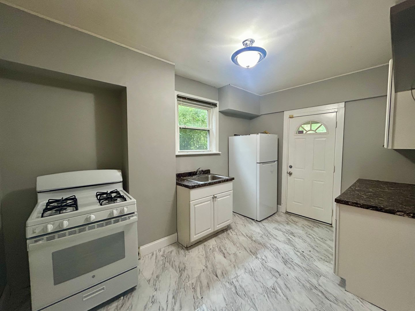 Available Now! Spacious 4 Bedroom Home in Marshall Shadeland – photo 3