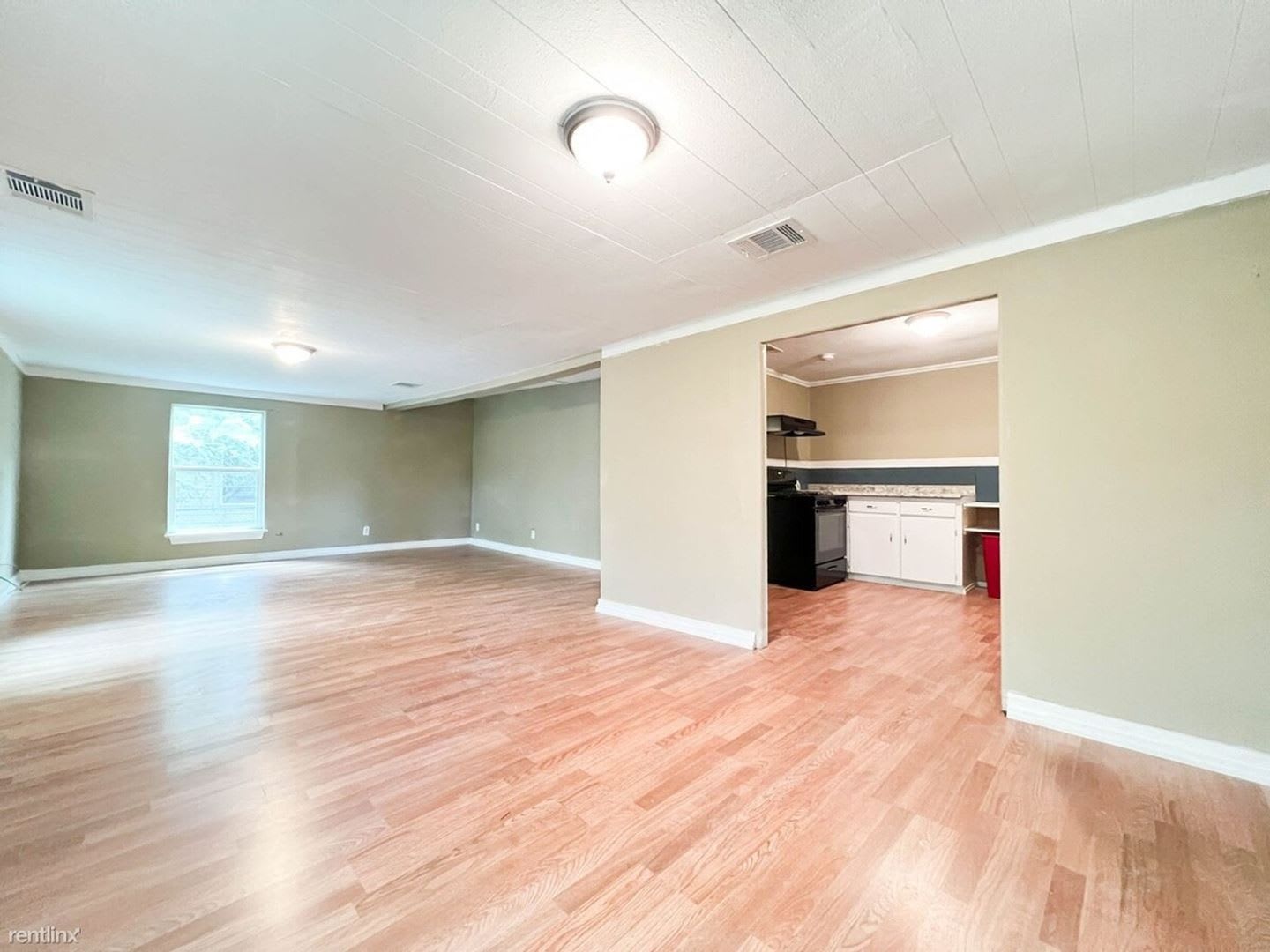 3 Bed, 1 Bath Home with Large Fenced Yard – photo 5