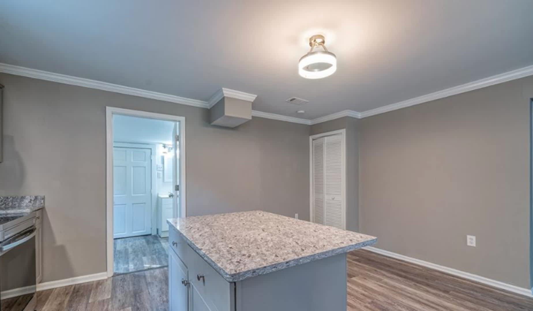 Room in 4 Bedroom Home at Grand Ave SW – photo 3