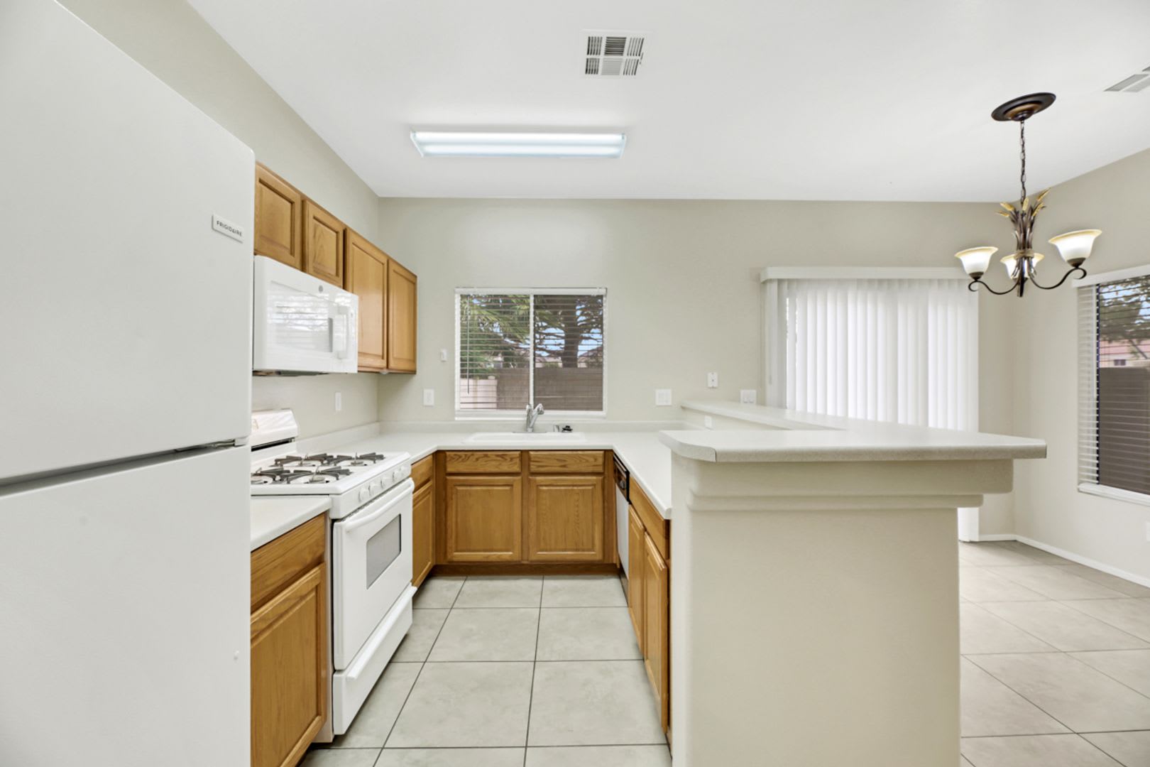2 bedroom Townhome with a yard – photo 5