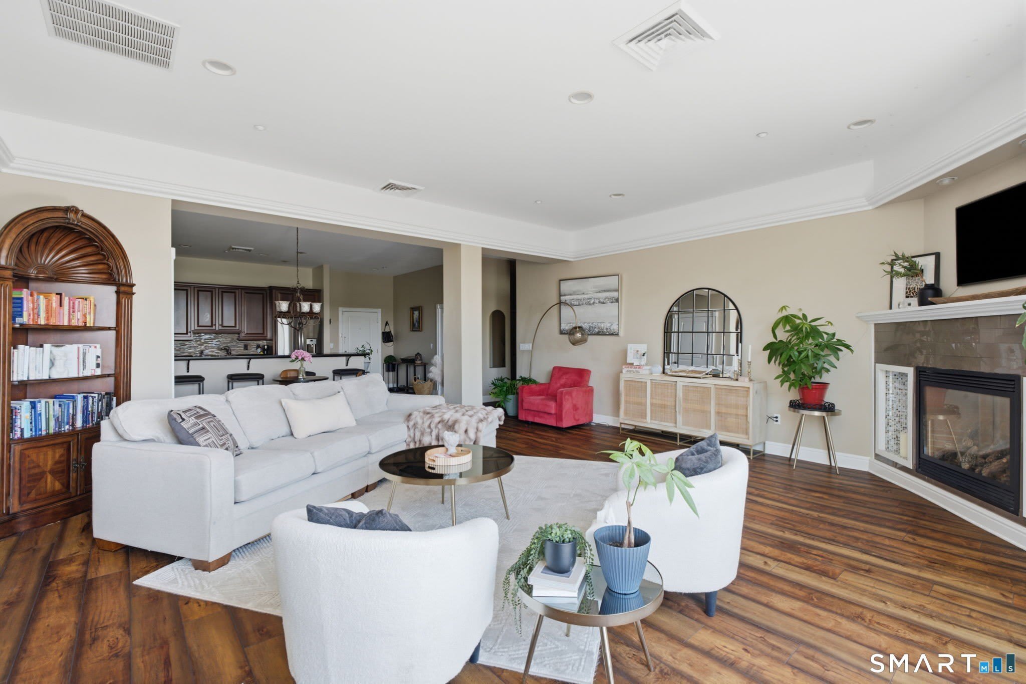 586 W Thames Street – photo 4