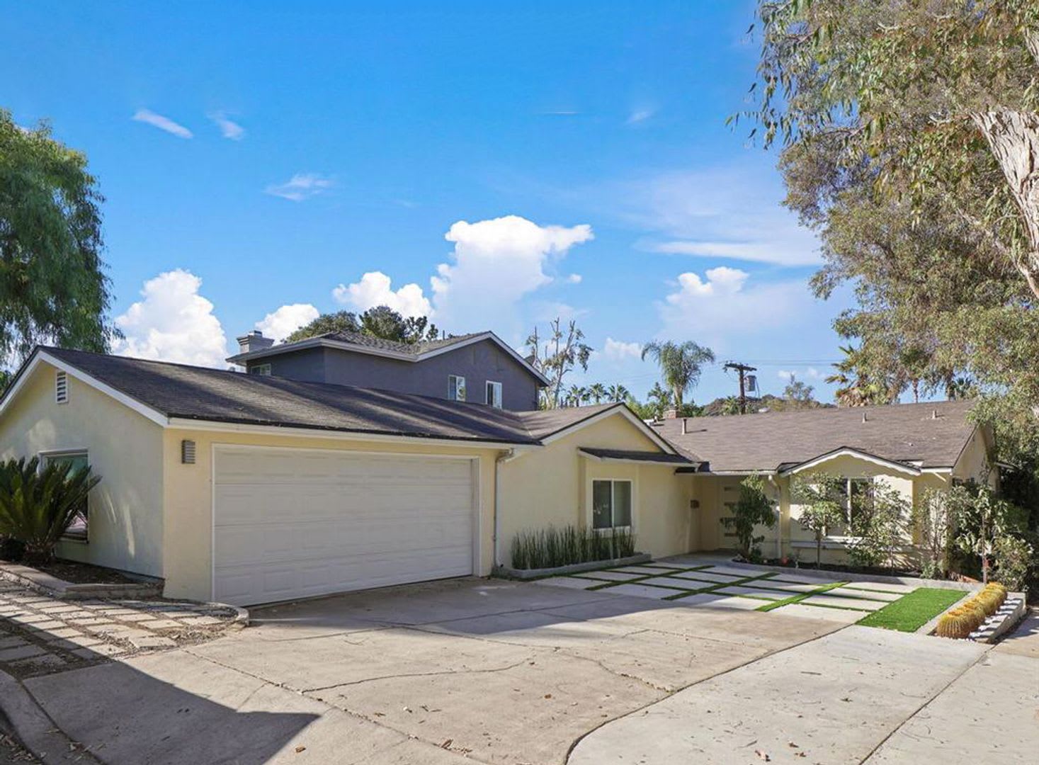 Over 2000 Square Foot Pool Home South of the Blvd. in Woodland Hills – photo 1