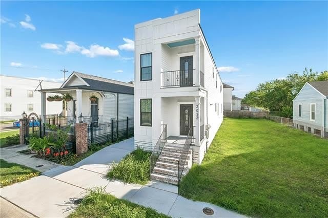 2033 CONTI Street – photo 1