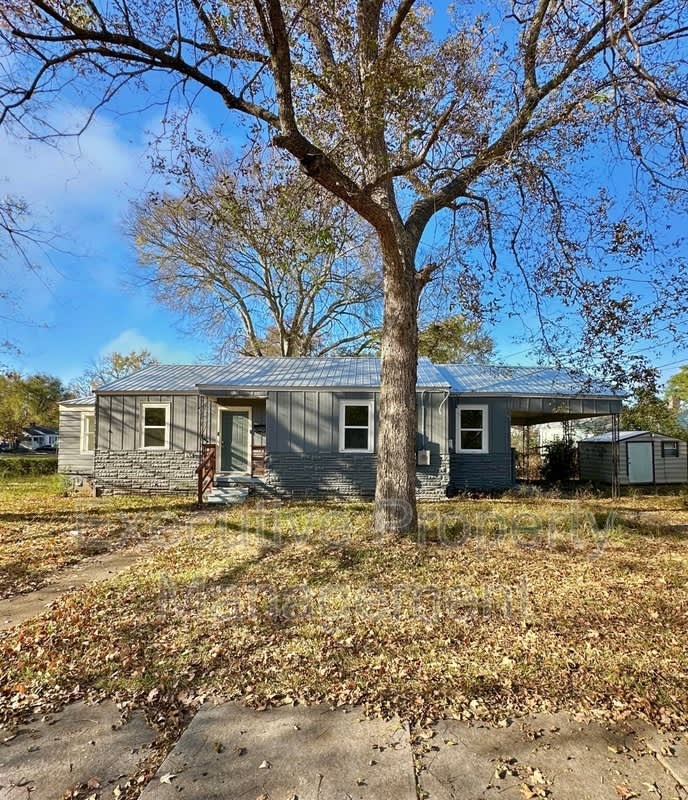2026 Lee Court – photo 1