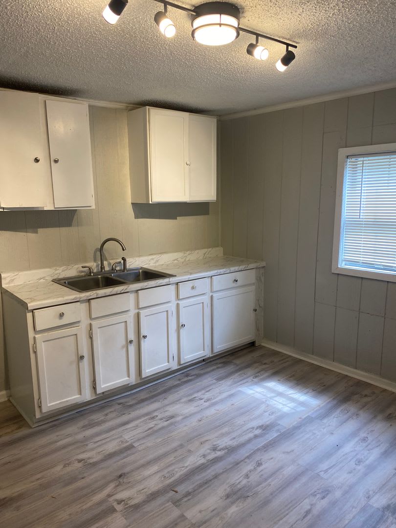 2 Bedroom 1 bath Large backyard as is immediate move in – photo 4