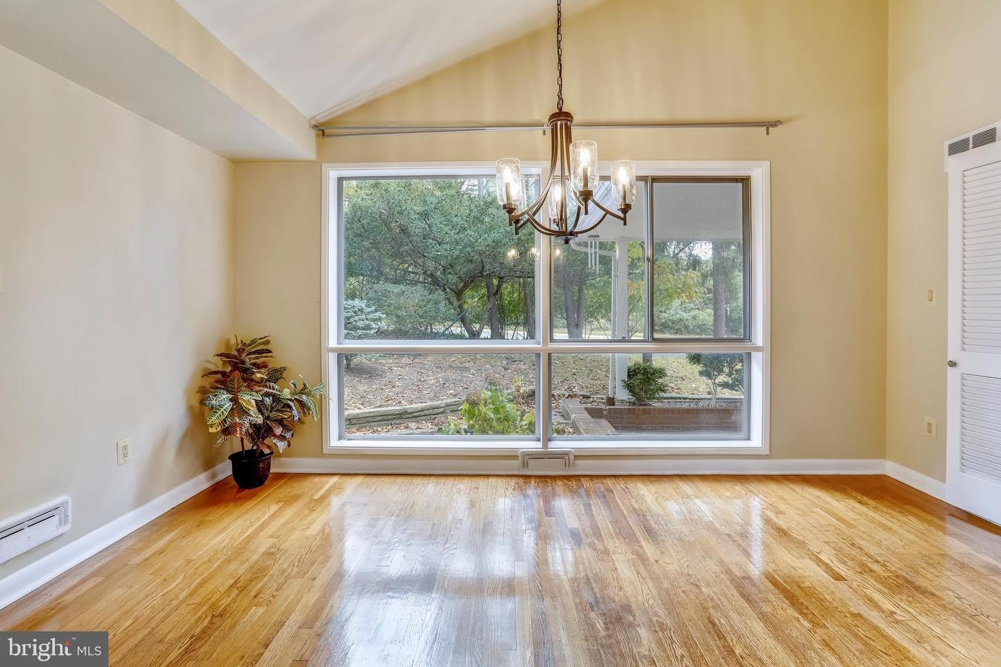 6048 ROSSMORE DR – photo 5