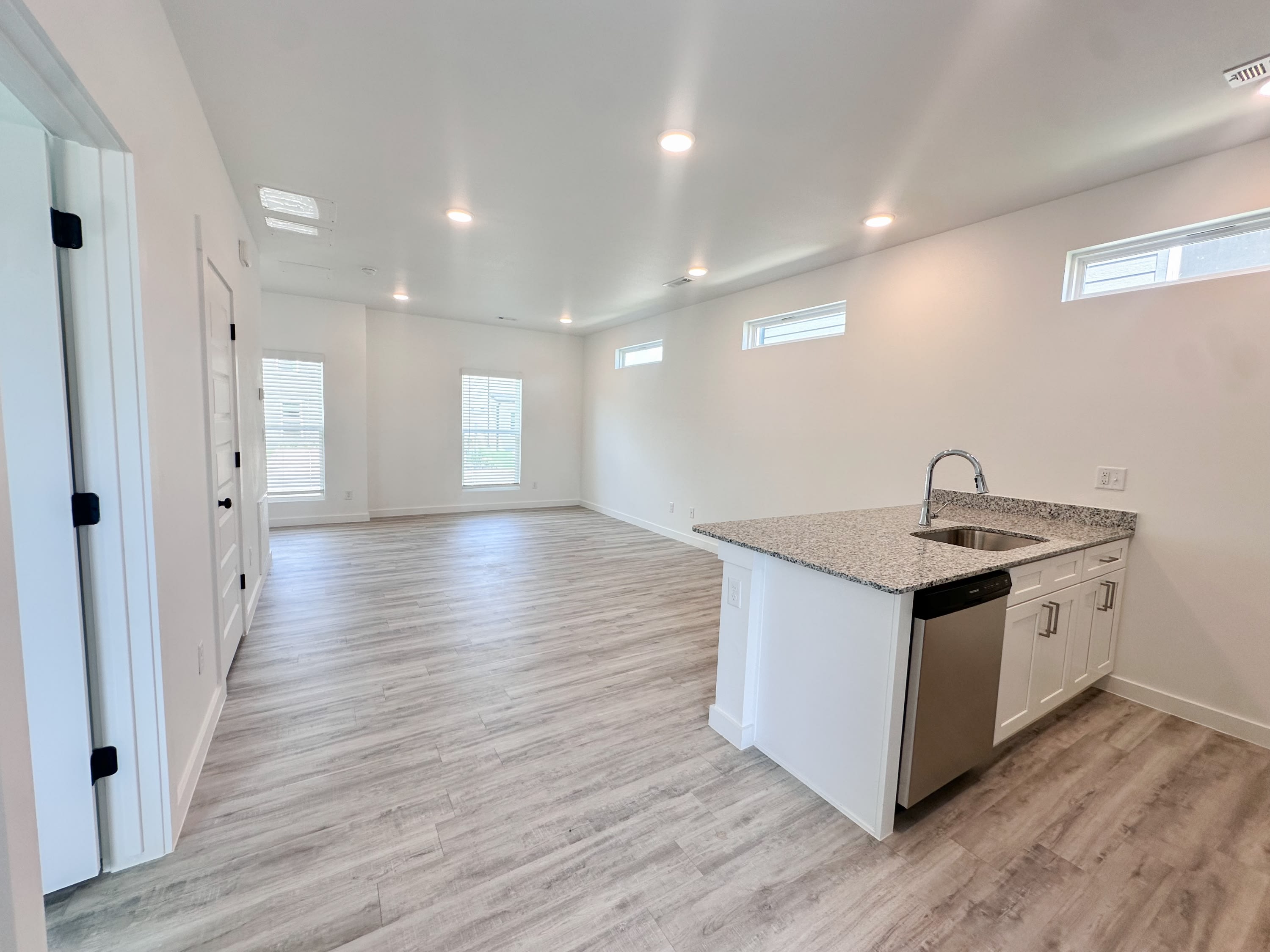 861 States Avenue – photo 4