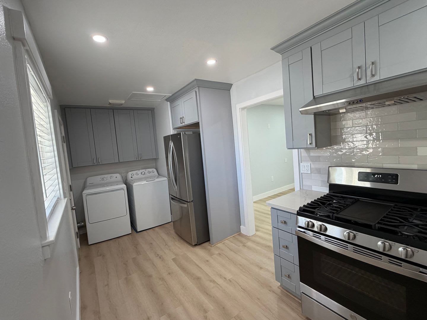 Bright & Spacious 1 Bedroom + 1 Bath with Private Yard & In-Unit Laundry – photo 2