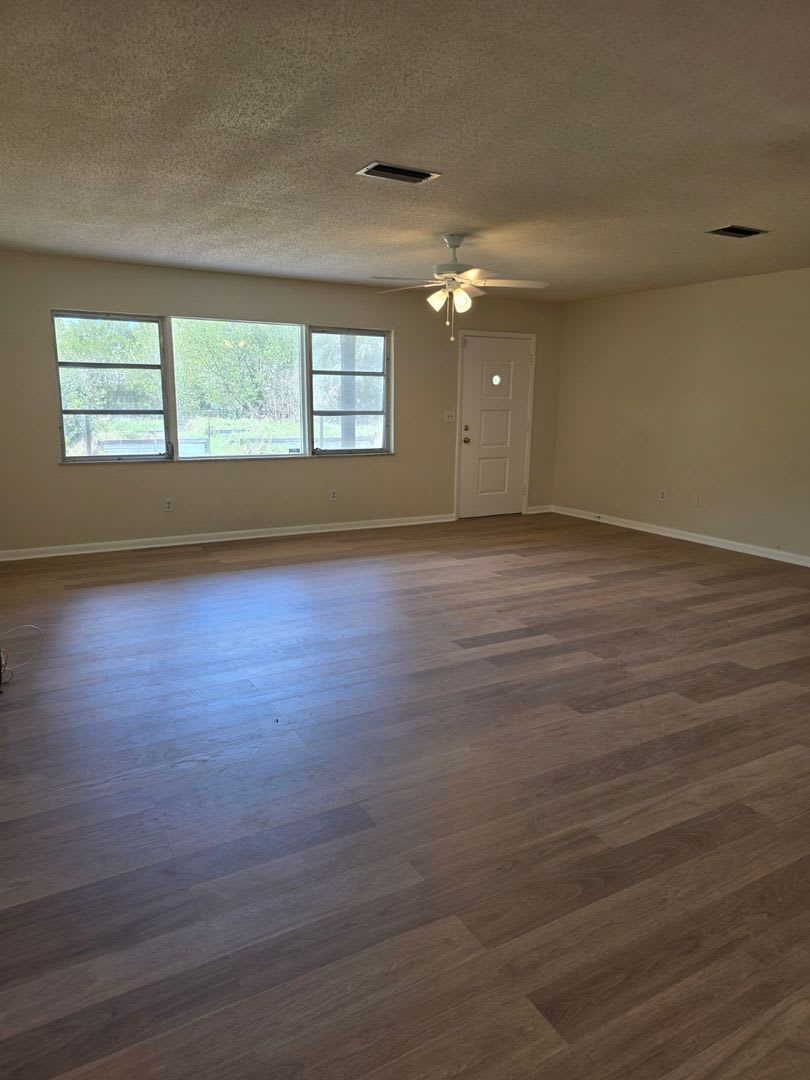 *Ask about move in Special* 3BR/2BA Home with 2-Car Carport & RV/Boat Parking – photo 2