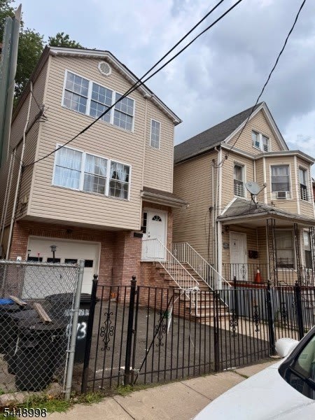 1073 Bond St – photo 2