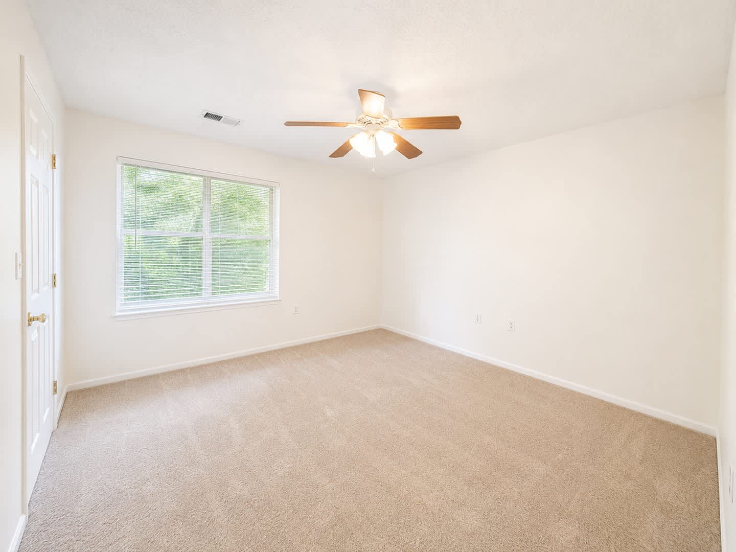 Spacious 2BR Condo with Flex Space & Private Balcony in Crestwood’s Madison Park – photo 2