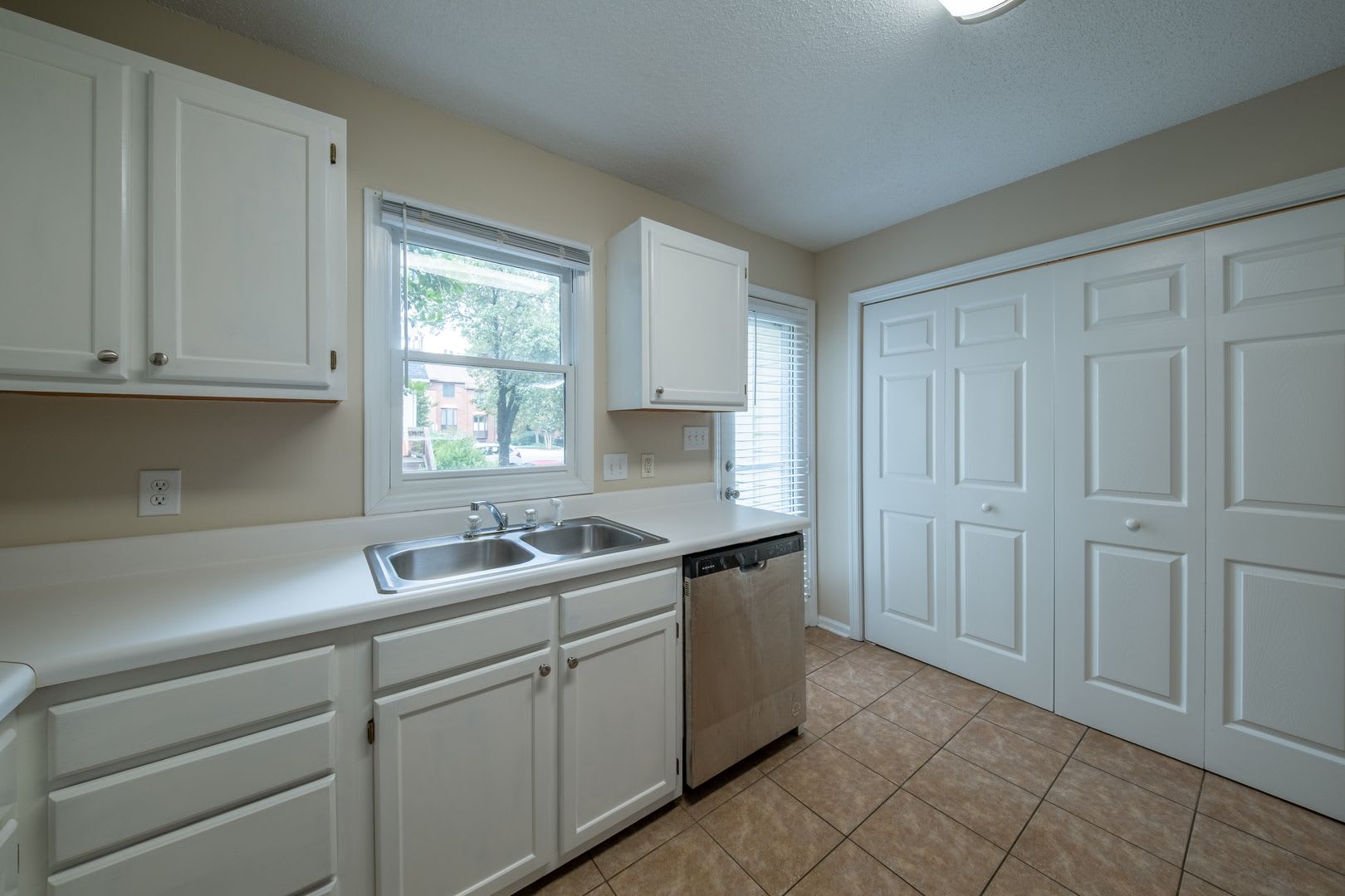 Charming 2 Bedroom Townhome In College Hill Available Now – photo 5