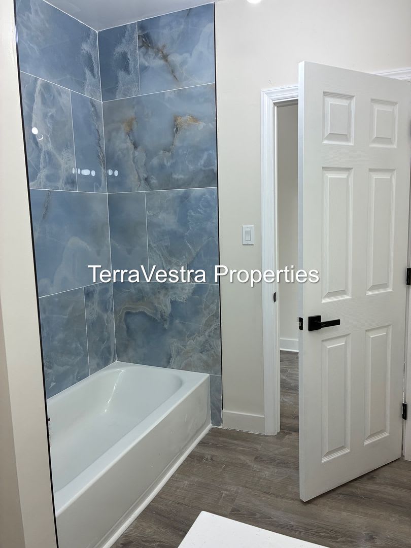 216 E Broadway – photo 2