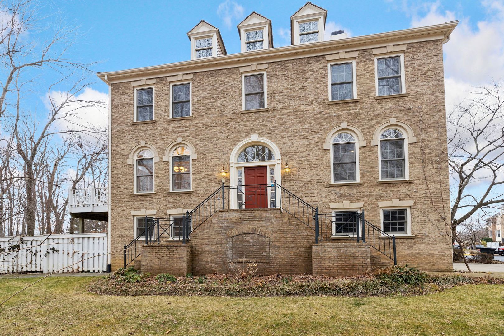 3 Bedroom 3.5 Bathroom Townhouse// Vienna// Parking for 4 cars + Finished Basement – photo 1