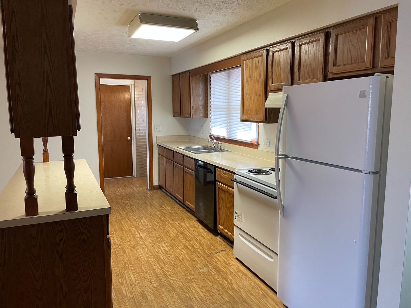 5 Bedrooms 2 Bath House With Attached Garage – photo 4
