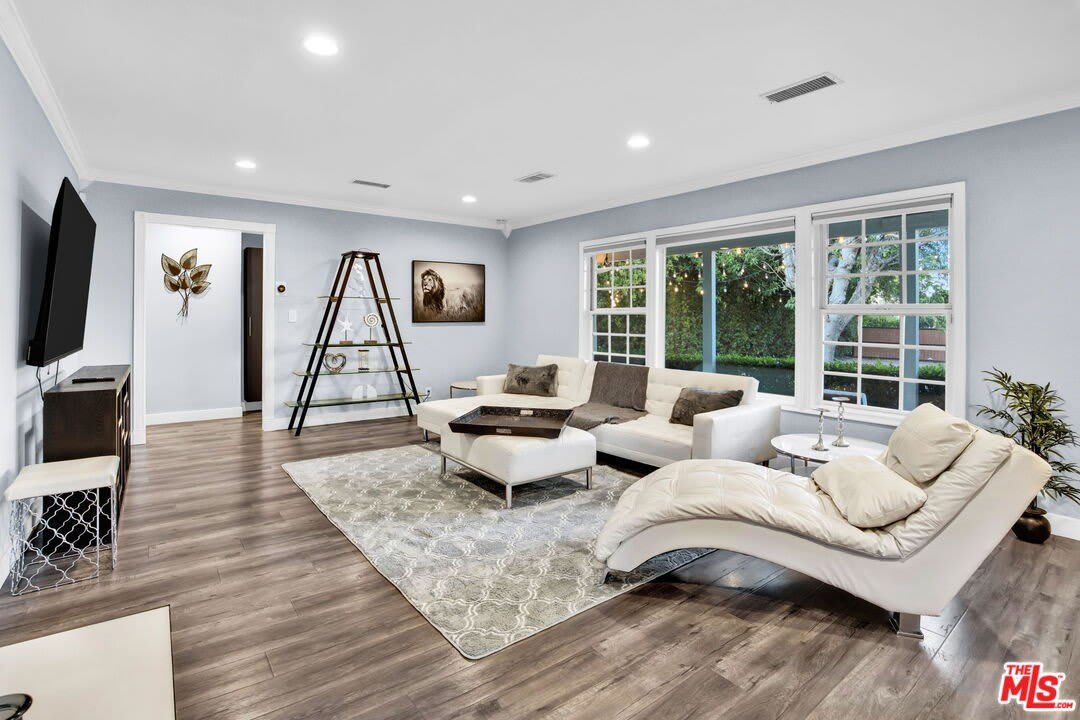 8345 White Oak Ave – photo 4