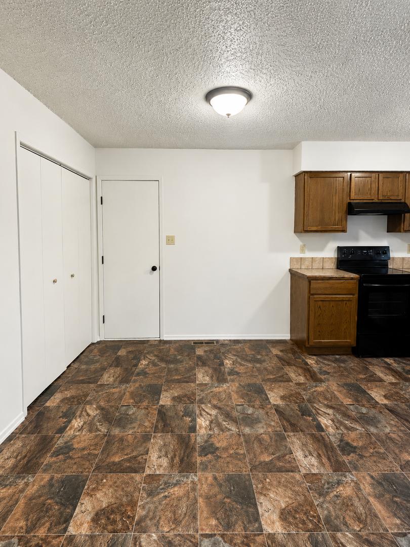 Spacious 3-Bedroom Home with Garage & Fenced Yard! – photo 3