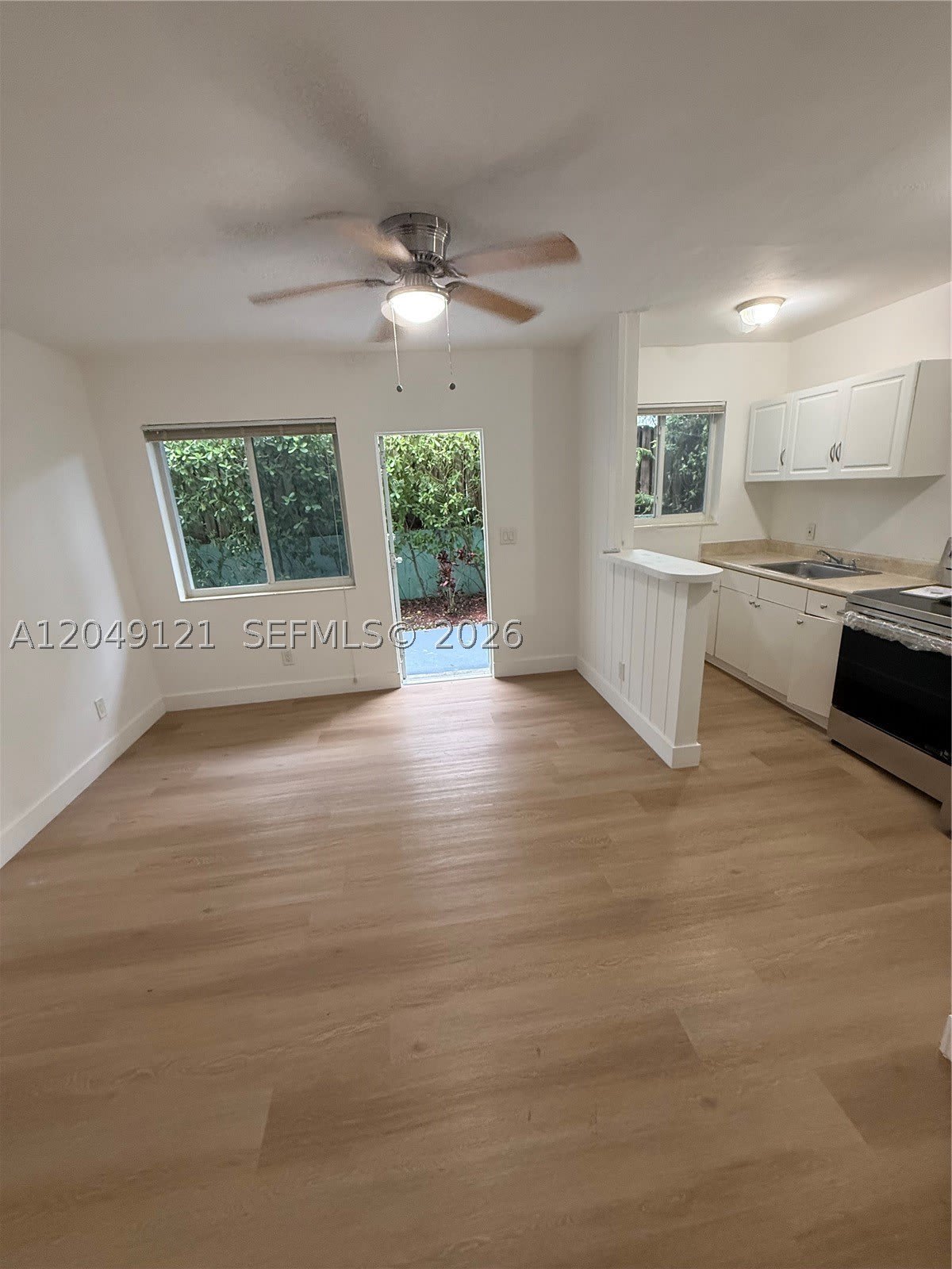 469 SW 3rd St – photo 2