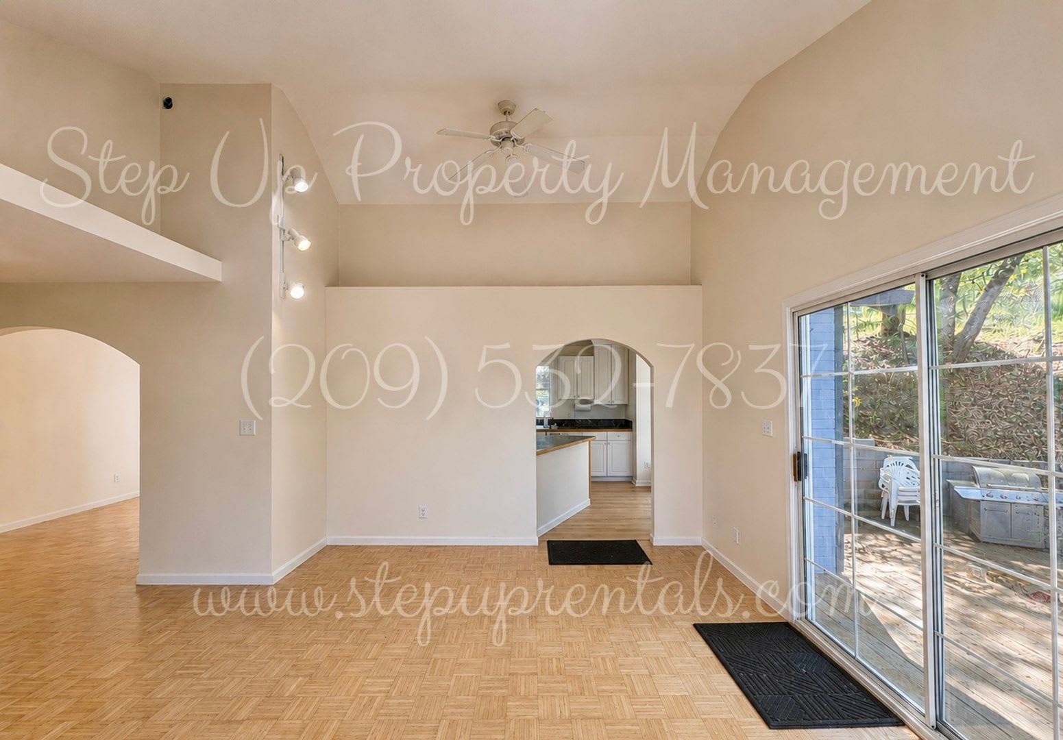 Spacious Contemporary Living: Stunning Three-Bedroom Retreat on Longeway! – photo 5