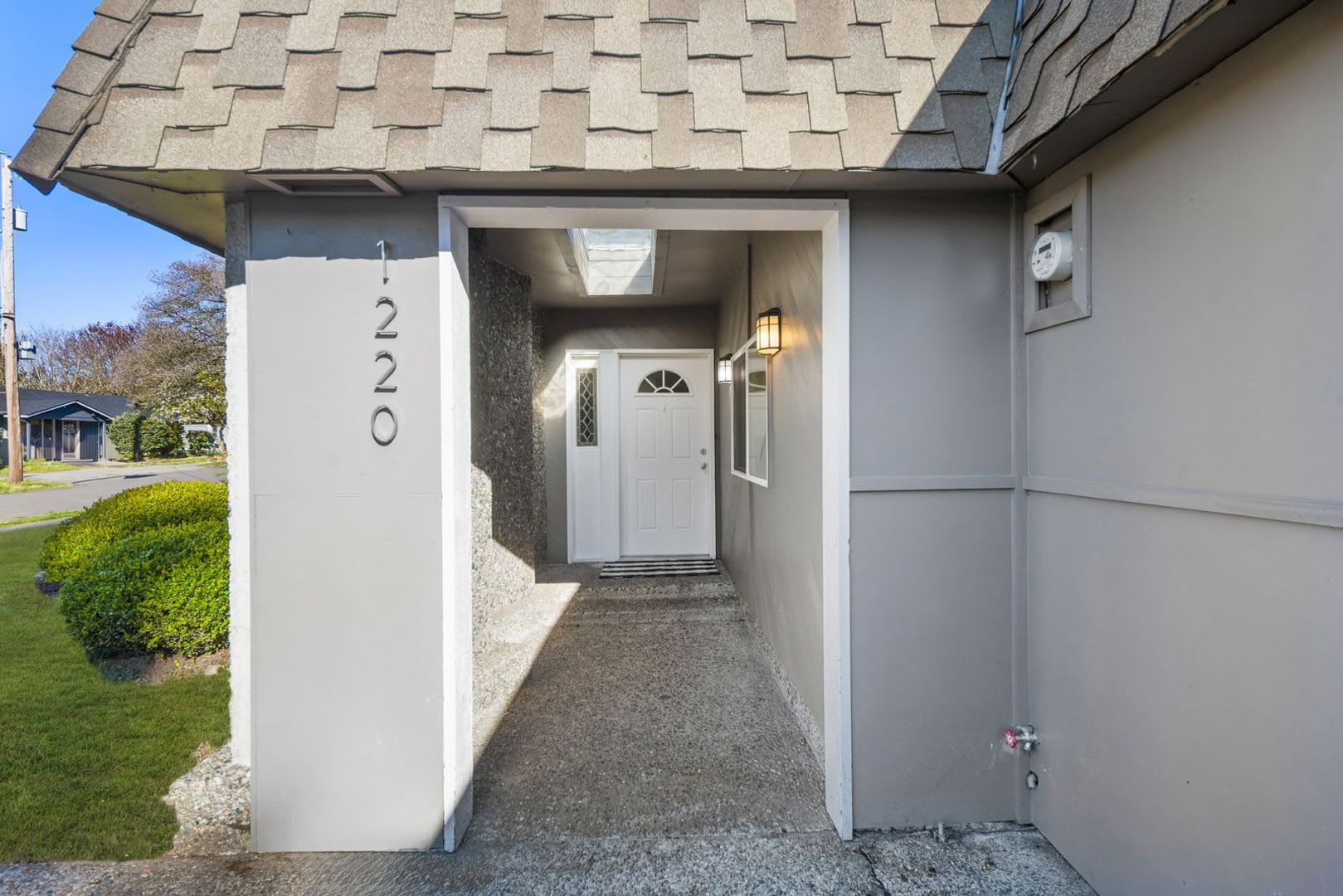 Modern 3-Bedroom Rambler with High-End Finishes & Spacious Backyard – photo 3