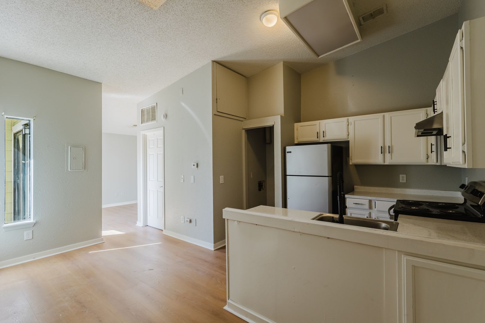 Penthouse level 1bed condo with private balcony – photo 3