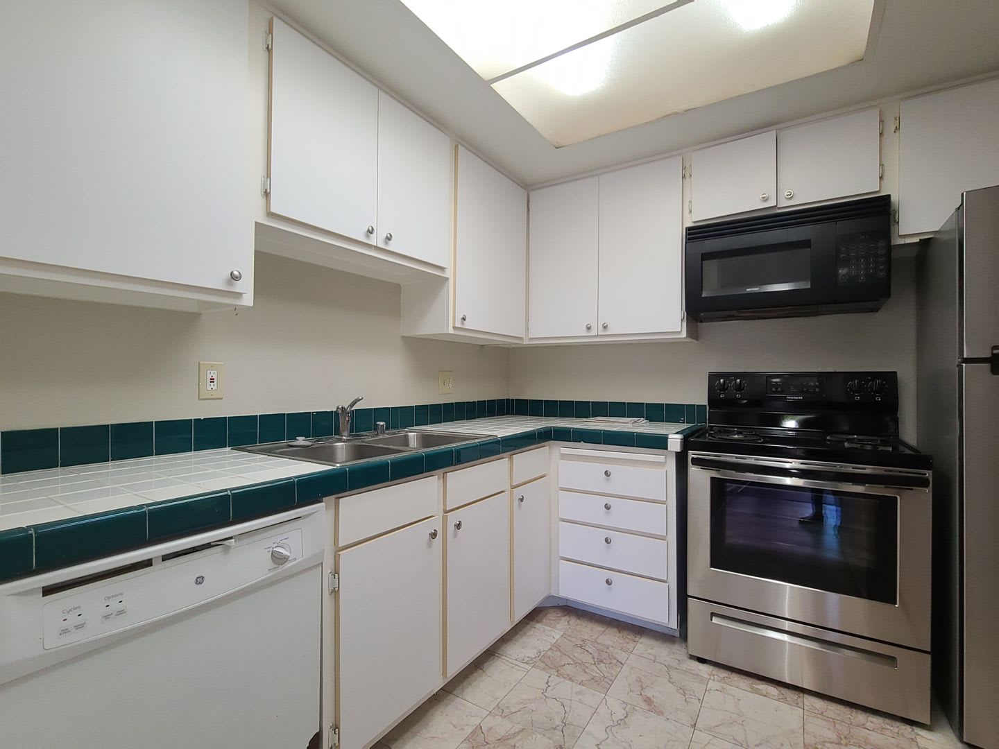 ***MOVE IN SPECIAL $2000 Off First Month's Rent***Charming 3 bed 2 bath condo in Escondido for Rent – photo 5