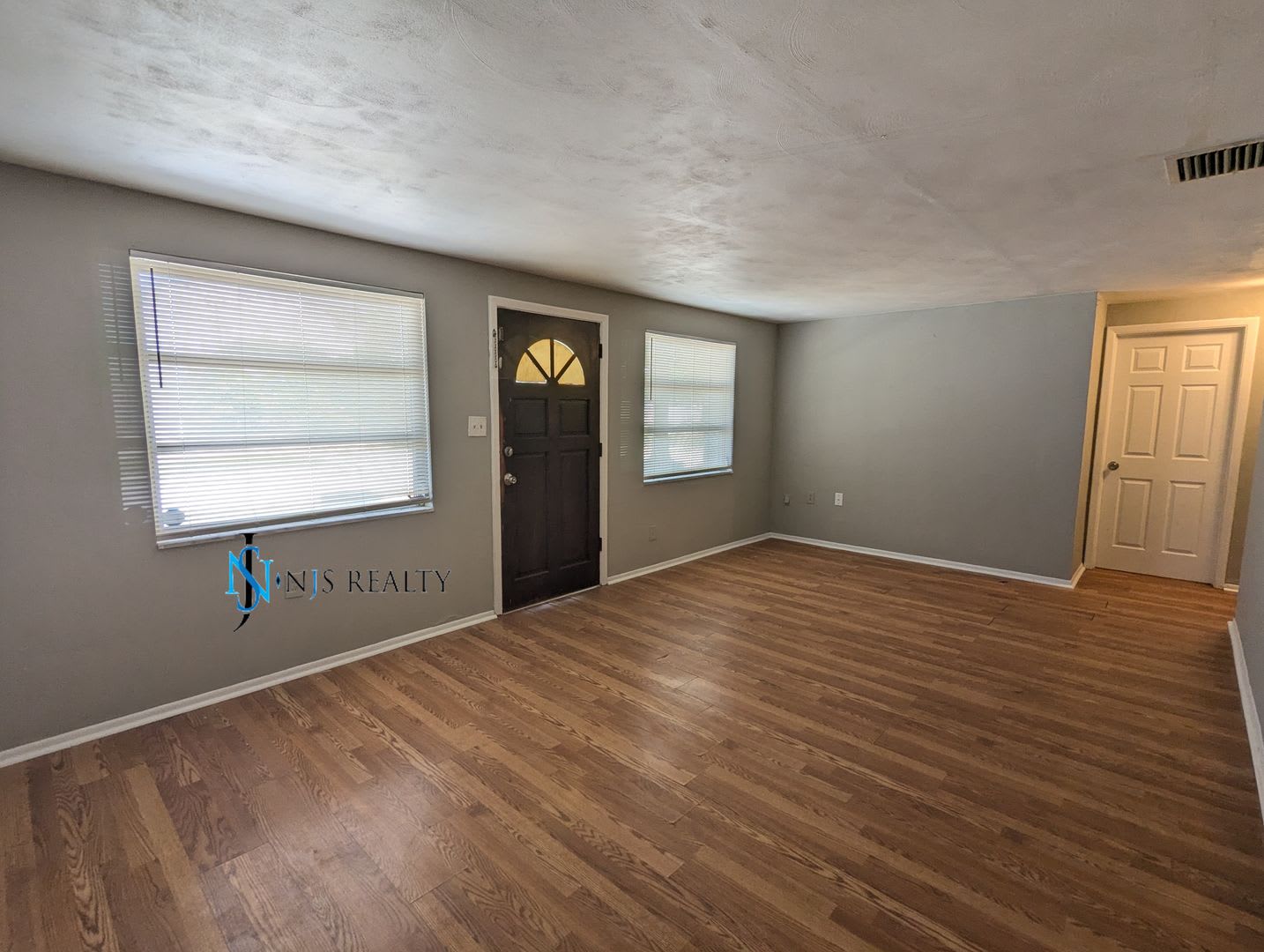 Reduced Must See 3 2 1 Over 1000Sf With Tile Laminate Floors Fresh Paint Fenced Yard And Large Living Room – photo 3
