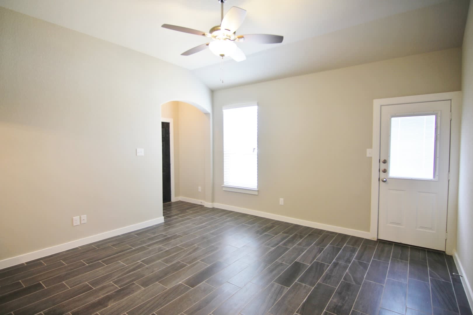 3/2/2 Fridge Included / Xeriscaped Front Yard / Corner Lot / Fenced in Yard / CISD – photo 2